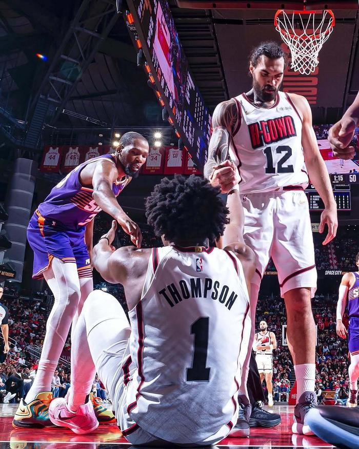 九游-比赛局势复杂首场状态出色，SKT观众沸腾！，杜兰特重返赛场赛场气氛高涨(世界十大传奇门将排名)