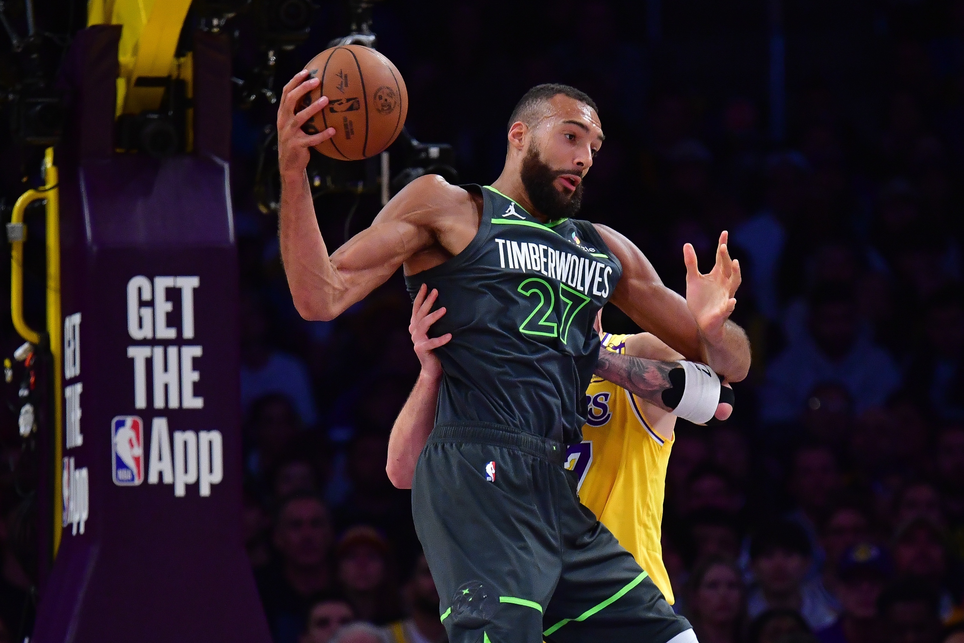 九游体育-明尼苏达森林狼发布备战花絮，集结日状态回暖，NBA季后赛任务艰巨，赛程密集仍需轮换的简单介绍