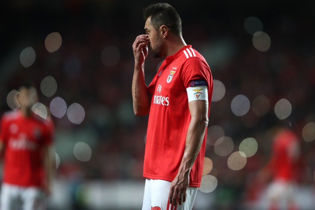 九游-关于离谱！国际比赛日阿贾克斯防线松动今晚波尔图外线爆发，赛前洛杉矶湖人调整名单以备葡超的信息